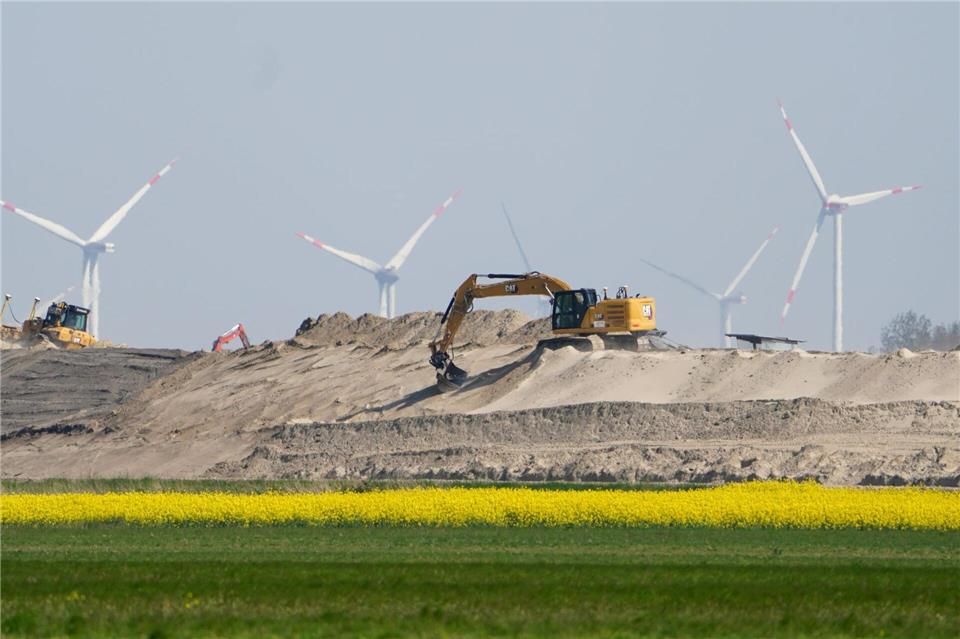 Die Landesschutzdeiche in Schleswig-Holstein werden zu sogenannten Klimadeichen ausgebaut. (Archivbild)Marcus Brandt/dpa