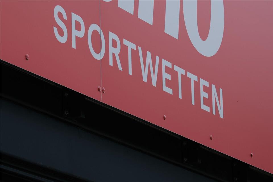 Die Landesstelle Glücksspielsucht in Bayern warnt zur Fußball-WM, dass Sportwetten ein Glücksspiel mit hohem Suchtfaktor sind. (Symbolbild)  Bernd Weißbrod/dpa