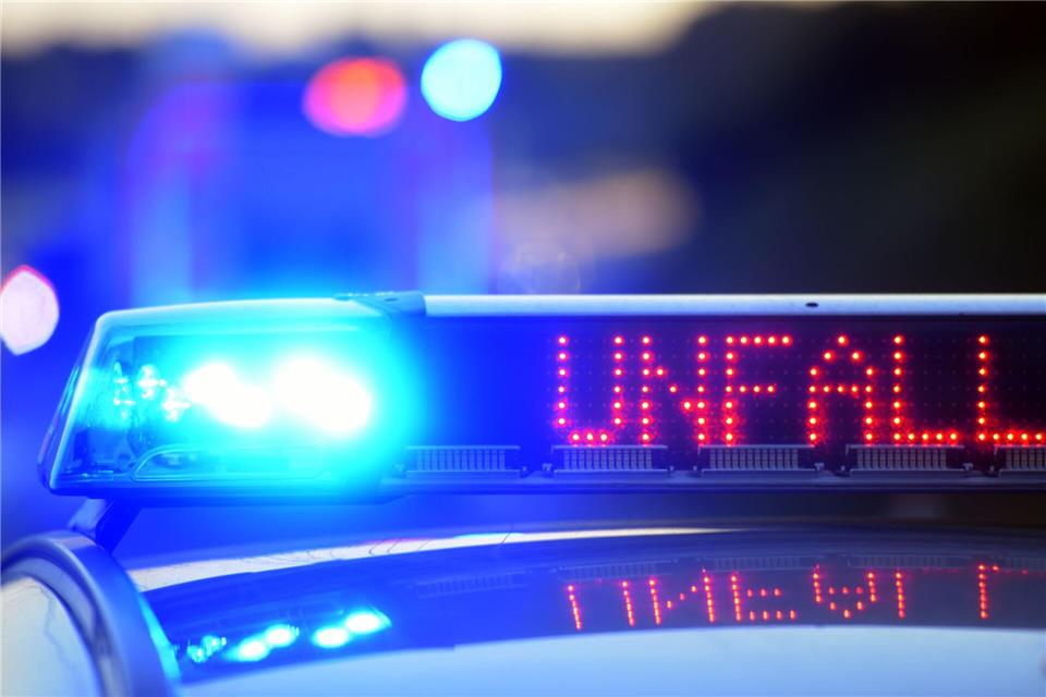Sportwagen stürzt Böschung hinab – Fahrer stirbt Die Landesstraße 535 war nach dem Unfall mehrere Stunden in beide Richtungen gesperrt. (Symbolbild)Stefan Puchner/dpa
