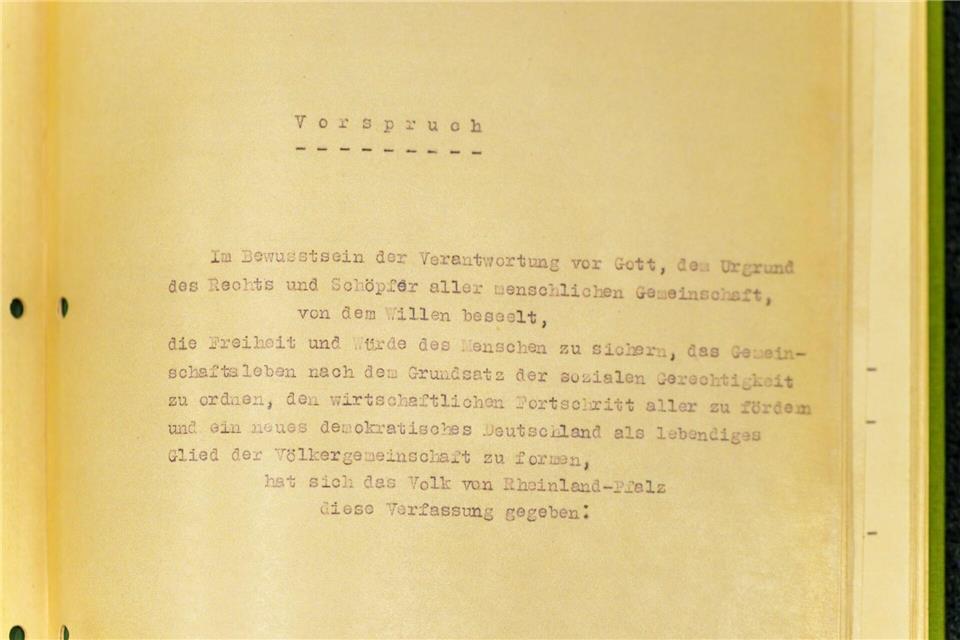 Die Landesverfassung von 1947 muss immer mal wieder modernisiert werden.  Andreas Arnold/dpa