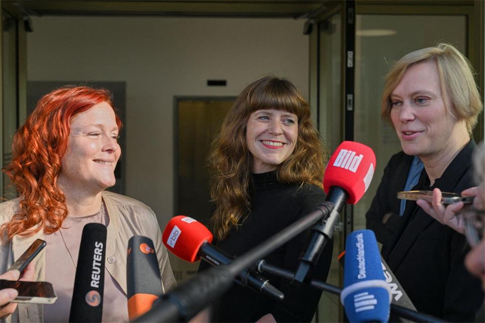Die Landesvorsitzenden ihrer Parteien Bettina König (SPD, l-r), Kerstin Wolter (Die Linke) und Nina Stahr (Bündnis 90/Die Grünen) kündigten vertrauliche Gespräche an. Soeren Stache/dpa