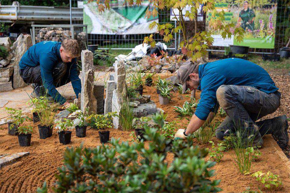 Die Landschaftsgärtner Lennard Weitzmann (rechts) und Marc-Aurel Spalek (links) bereiten sich auf die Berufe-WM vor.Petra Reidel/Ausbildungsförderwerk Garten-, Landschafts- und Sportplatzbau/dpa