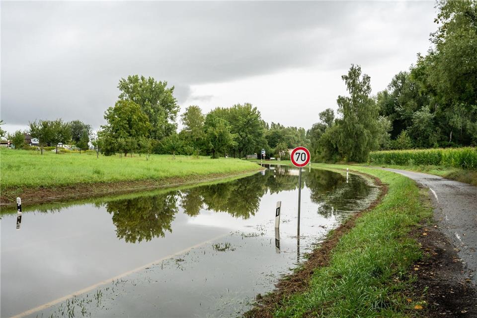 Die Landstraße musste in beide Richtungen gesperrt werden. Silas Stein/dpa