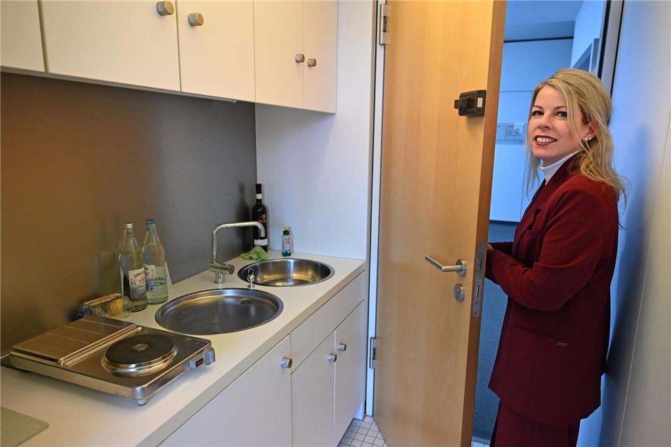 Die Landtagsabgeordnete Lana Horstmann (SPD) hat meistens ein paar Mandeln und hartgekochte Eier als Snack in ihrer Küchenzeile stehen. Michael Brandt/dpa