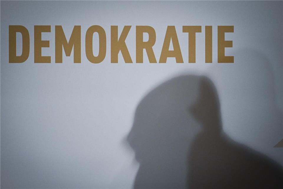 Die Landtagsfraktion der Grünen bringt im November ein Gesetzentwurf für ein Demokratiefördergesetz ein. (Symbolbild)Soeren Stache/dpa