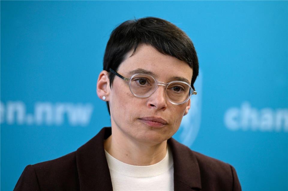 Die Landtagsfraktion der Grünen geht davon aus, dass Ex-Ministerin Josefine Paul im Untersuchungsausschuss „Halbwahrheiten und Unterstellungen“ entkräften kann. (Archivbild)Roberto Pfeil/dpa