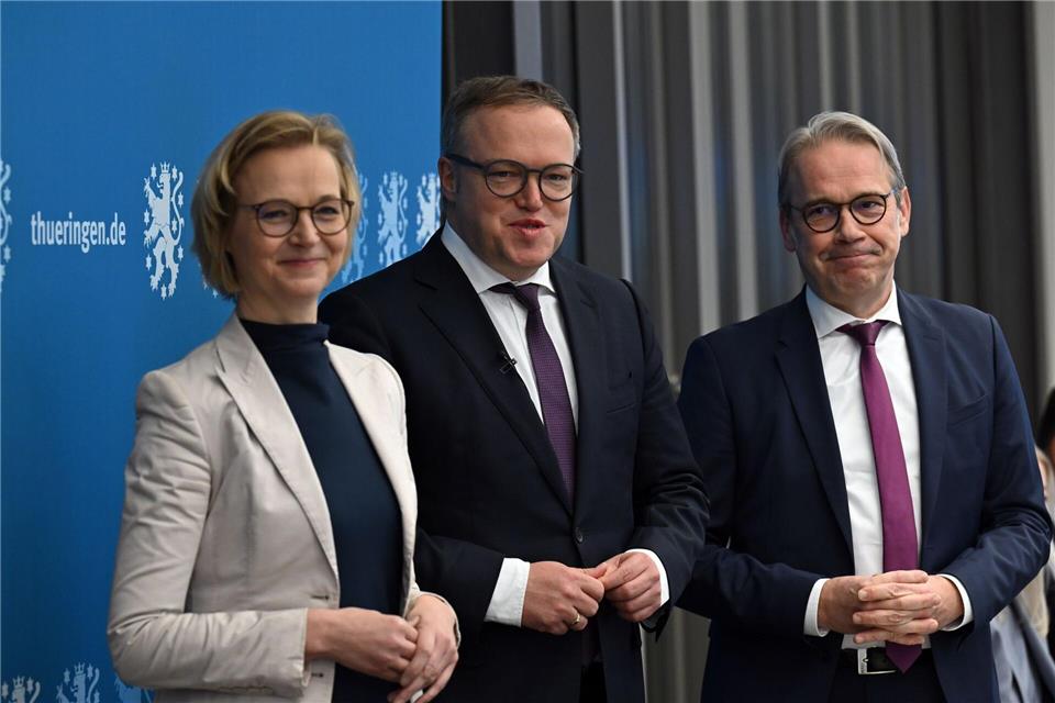Die Landtagsfraktionen von CDU, BSW und SPD wollen das sogenannte „Drei plus eins“-Format wiederbeleben. Es habe eine Einladung an die Linken gegeben, in das sogenannte „Drei plus eins“-Format zurückzukehren, sagte Thüringens Ministerpräsident Mario Voigt (M., CDU) am Freitag in Bad Blankenburg nach einer Klausurtagung der Spitzen der Brombeer-Koalition. (Archivbild)Martin Schutt/dpa
