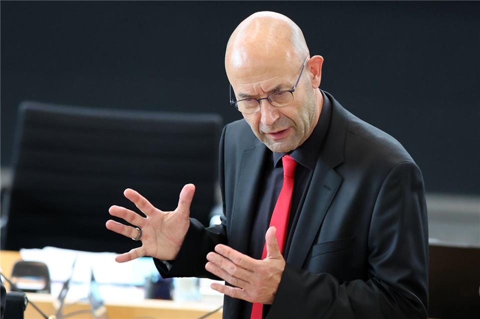 Die Landtagsverwaltung weist AfD-Kritik an ihrem Landtagsdirektor Jörg Hopfe zurück.  (Archivbild)Bodo Schackow/dpa