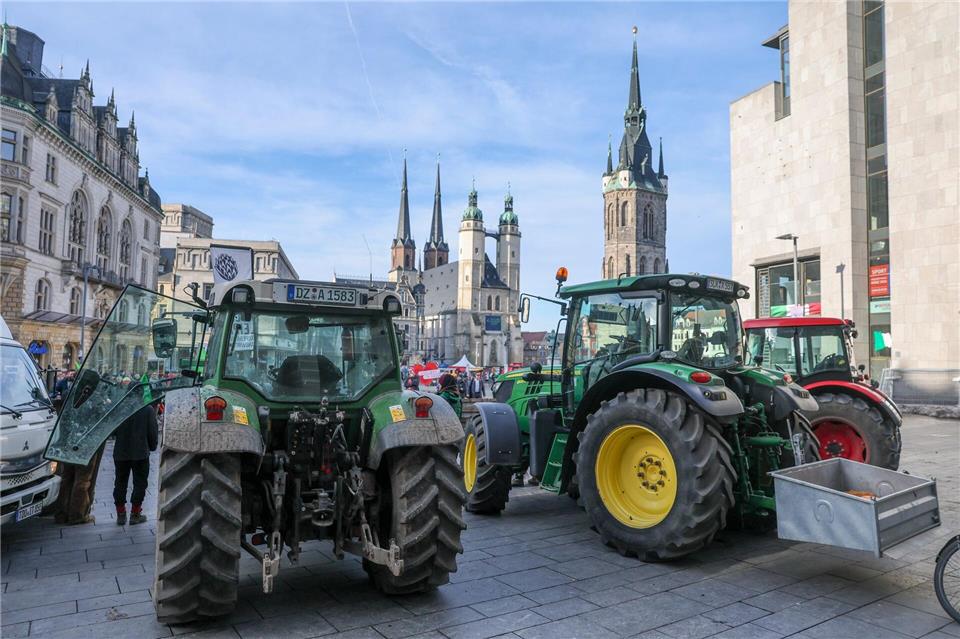 Die Landwirte hatten Traktoren auch den Marktplatz gestellt. Jan Woitas/dpa