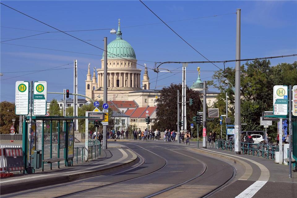 Die Lange Brücke in Potsdam ist eine wichtige Verkehrsachse. (Archivbild)Soeren Stache/dpa-Zentralbild/dpa