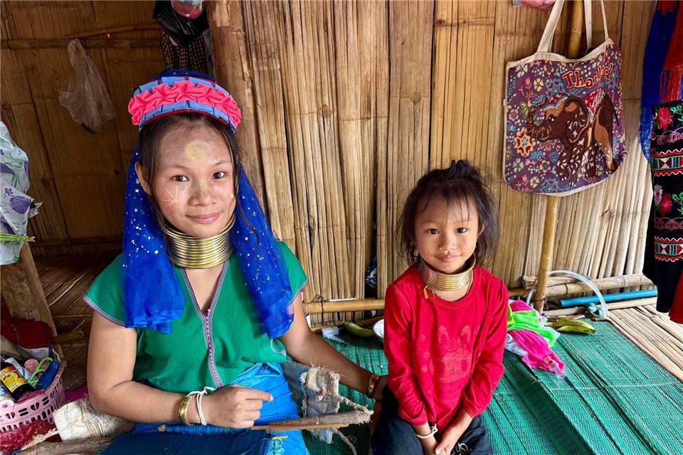 Die Langshalsfrauen und ihre Kinder sind daran gewöhnt, für Touristenfotos in die Kameras zu lächeln.Carola Frentzen/dpa