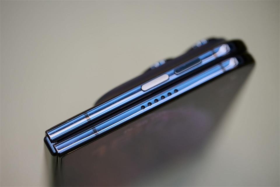 Die Lautstärke-Tasten platzierte Apple über den Kamera-Objektiven.Zacharie Scheurer/dpa-tmn