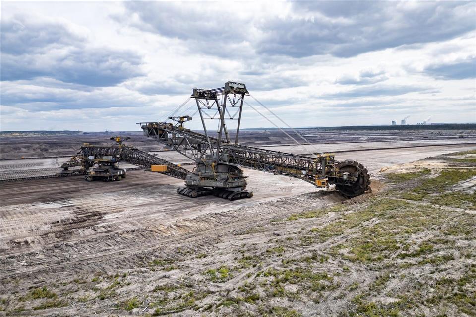 Die Leag plant, für die Erweiterung des Tagebaus Nochten auch ein privates Waldstück abzubaggern. (Archivbild)Robert Michael/dpa