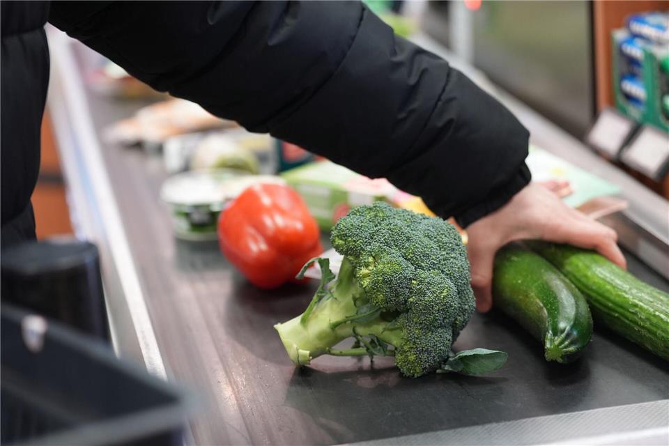 Die Lebensmittelpreise sind nicht mehr so stark gestiegen wie in den Monaten zuvor. Dennoch merken die Menschen beim Einkauf: Viele Nahrungsmittel sind teurer als noch vor einigen Jahren. (Symbolbild)Marcus Brandt/dpa
