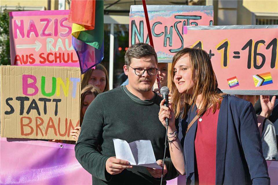 Die Lehrer Max Teske und Laura Nickel haben ihre Erfahrung mit rechtsextremistischen Vorfällen im Schulalltag in dem Buch „Rechtsruck im Klassenzimmer“ verarbeitet. (Archivbild)Patrick Pleul/dpa