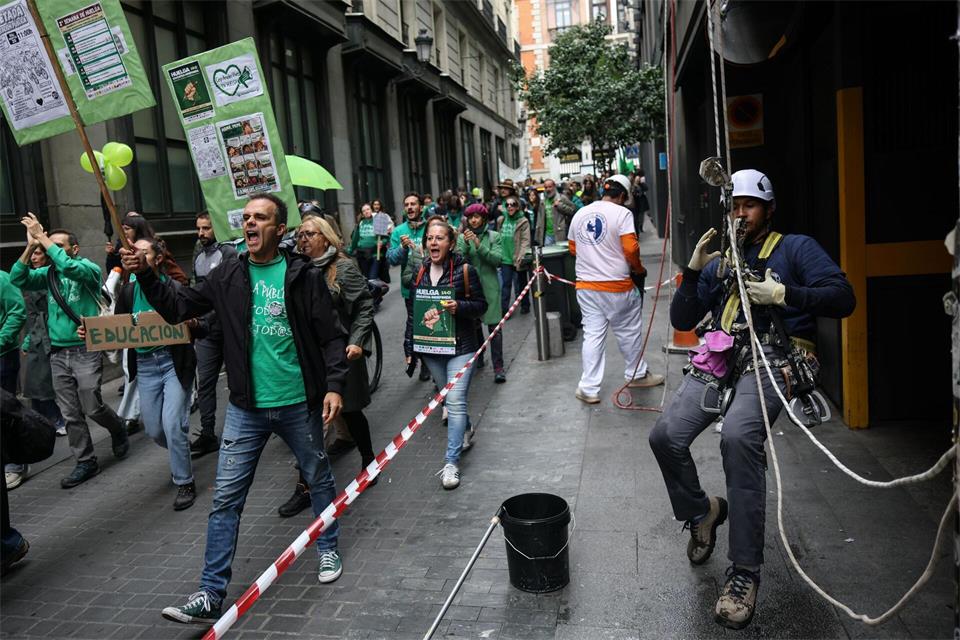 Die Lehrer fordern bessere Arbeitsbedingungen.Alejandro Martínez Vélez/EUROPA PRESS/dpa