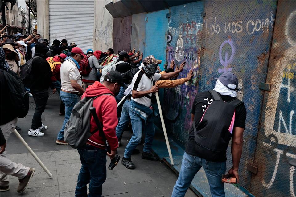 Die Lehrer wollten Absperrungen durchbrechen.Josue Perez/ZUMA Press Wire/dpa