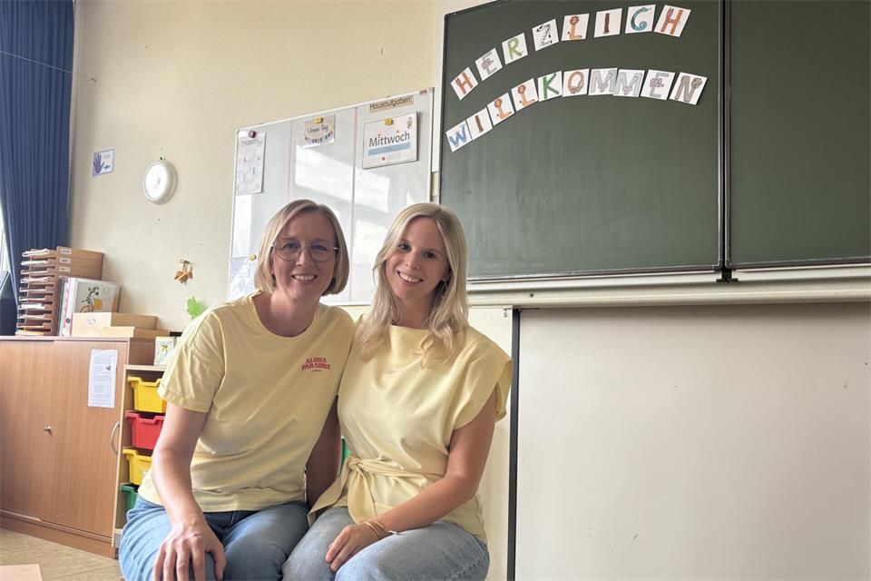 Die Lehrerinnen Katja Köster (links) und Dshamila Terwolbeck bereiten sich auf das neue Schuljahr vor.
