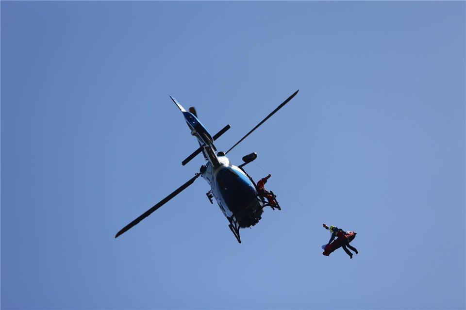 Die Leiche des Mannes wurde via Hubschrauber geborgen. (Symbolbild)Matthias Bein/dpa