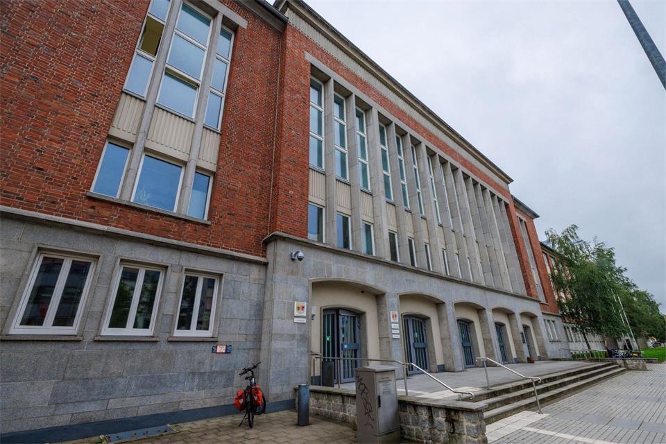 Die Leiche soll der Angeklagte wochenlang versteckt haben - nun muss er sich vor dem Landgericht Rostock verantworten. (Archivbild)Jens Büttner/dpa