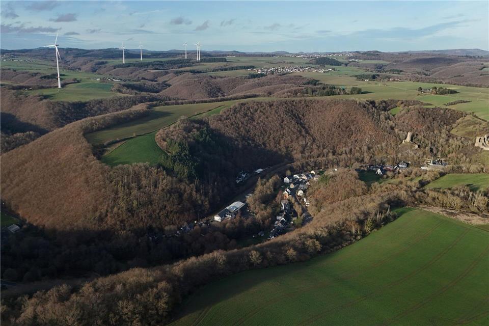 Die Leiche wurde in einem Waldstück bei Monreal entdeckt. (Archivbild)Sascha Ditscher/dpa