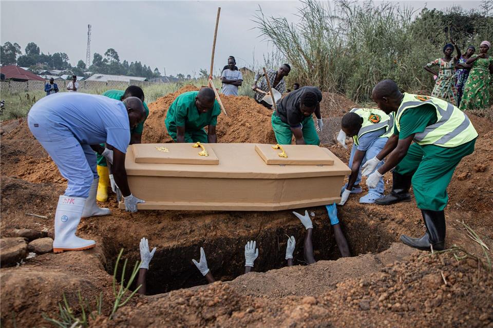 Die Leichen verstorbener Ebola-Patienten gelten als hochansteckend und müssen unter besonderen Sicherheitsmaßnahmen beigesetzt werden. (Archivbild)-/XinHua/dpa