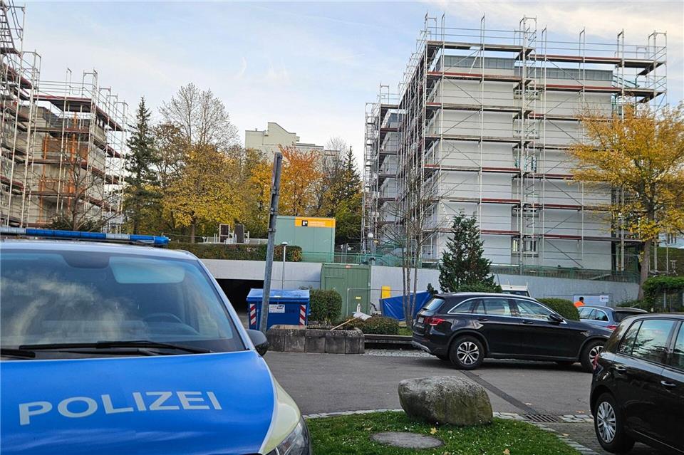 Die Leichen wurden in einem Wohnhaus gefunden. Andreas Rosar/-/dpa