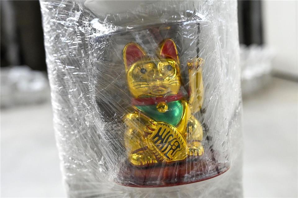 Die Leidenschaft für Souvenirs: eine Winkekatze.Jens Kalaene/dpa