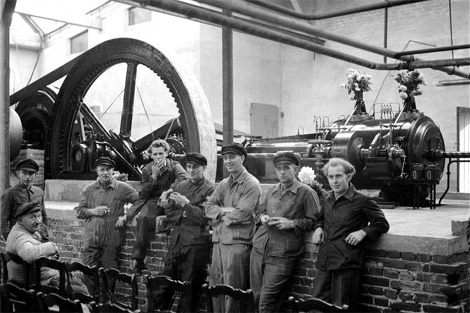 Die Leinenweberei Becker mit Dampfmaschine in den 1930er Jahren.