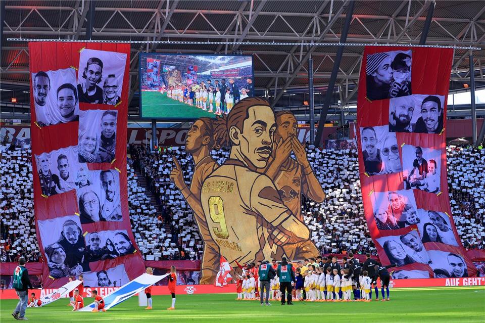 Die Leipziger Fans bedanken sich im Rahmen des Hinrundenspiels gegen den HSV mit einer Choreografie bei Ex-Spieler Yussuf Poulsen. (Archivbild)Jan Woitas/dpa
