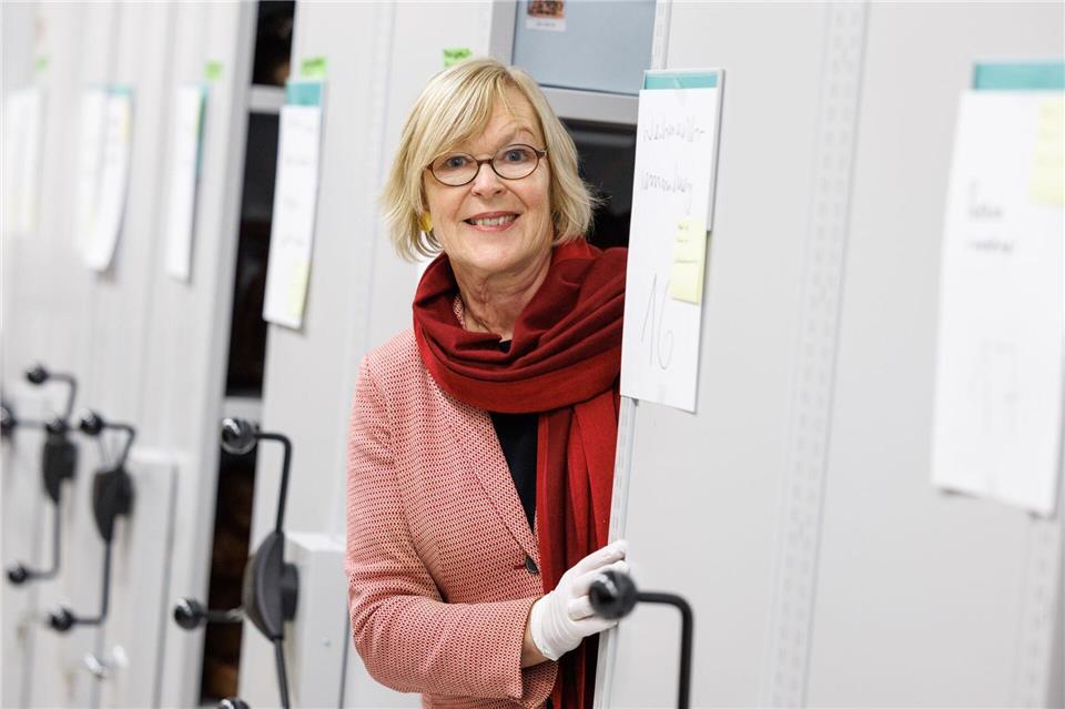 Die Leiterin des Museums Religio, Anja Schöne, steht im Depot in Münster. Dort ist der Großteil der Krippensammlung eingelagert. Friso Gentsch/dpa