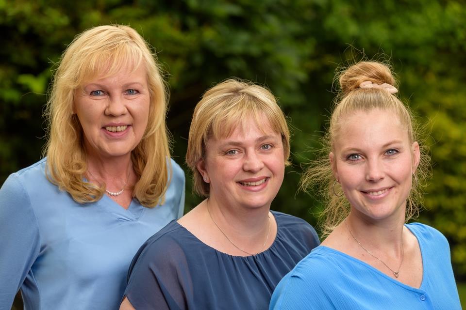 Die Leiterinnen des Bildungswerks, Doris Droste-Dassler (li.) und Heike Simon (Mitte) sowie Laura Jans aus der Verwaltung möchten auch künftig auf die ehrenamtliche Unterstützung setzen.
