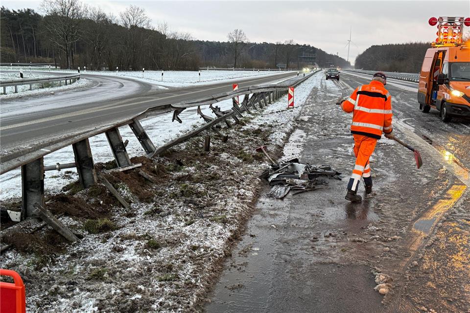 Die Leitplanke wurde auf mehrere Meter stark beschädigt.