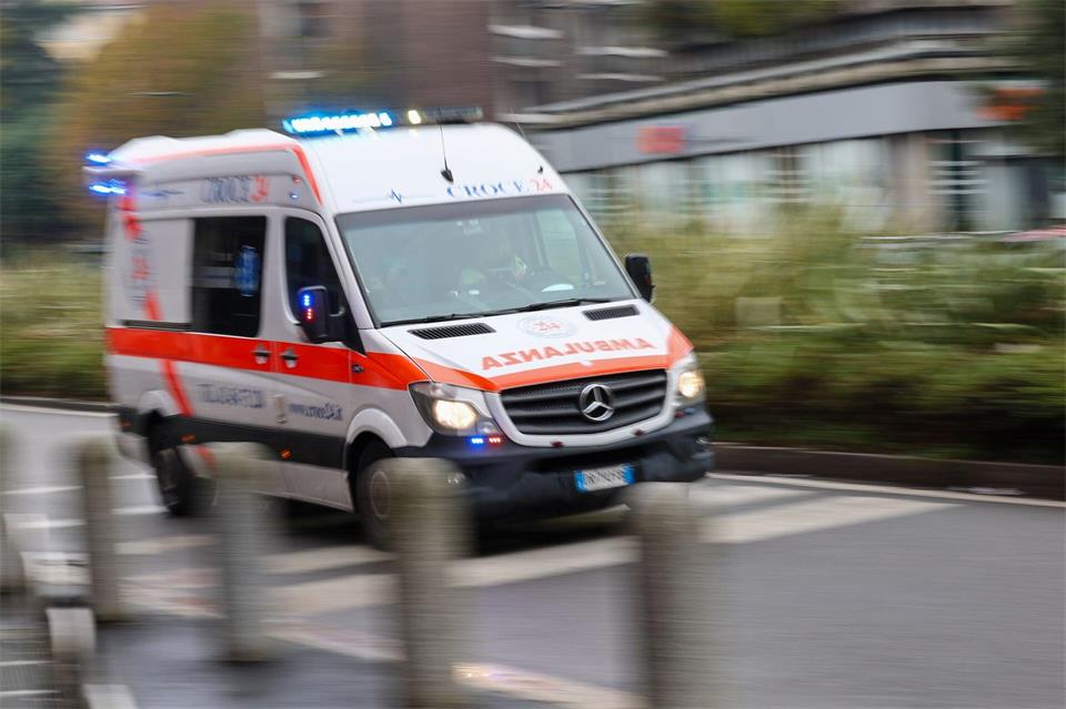 Die Leitstelle in München leitete den Notruf nach Italien weiter. (Symbolbild)Jan Woitas/dpa