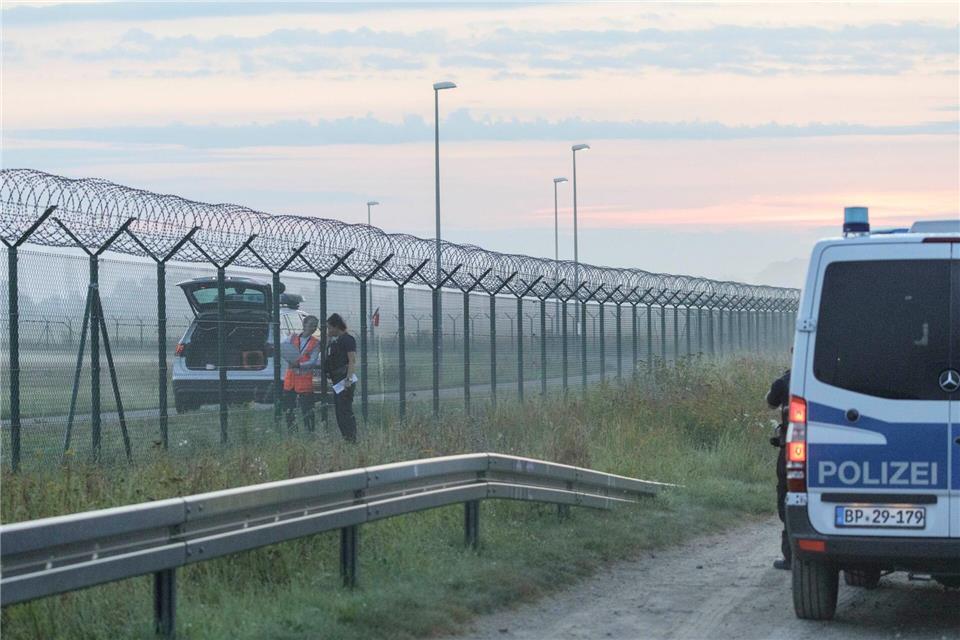 Die Letzte Generation soll für eine Störung des Flugbetriebs am BER verantwortlich sein. (Archivbild)Julius Schreiner/dpa
