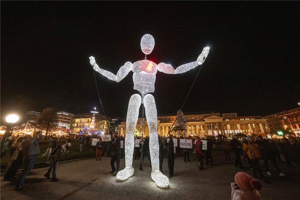 Die Leuchtpuppe der Künstlergruppe „Dundu“ ist etwa acht Meter hoch. Marijan Murat/dpa