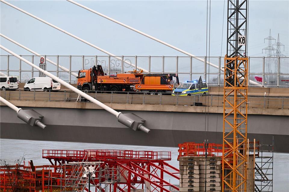 Die Leverkusener Rheinbrücke war stundenlang wegen herabgestürzter Eisstücke voll gesperrt. Roberto Pfeil/dpa