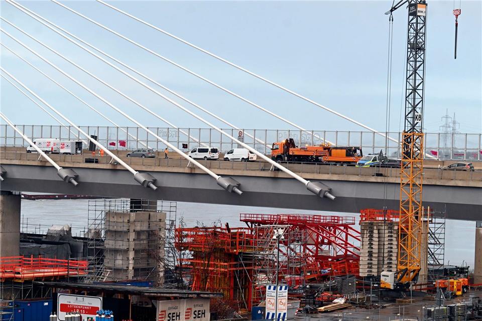 Die Leverkusener Rheinbrücke war stundenlang wegen herabfallender Eisstücke gesperrt. Roberto Pfeil/dpa
