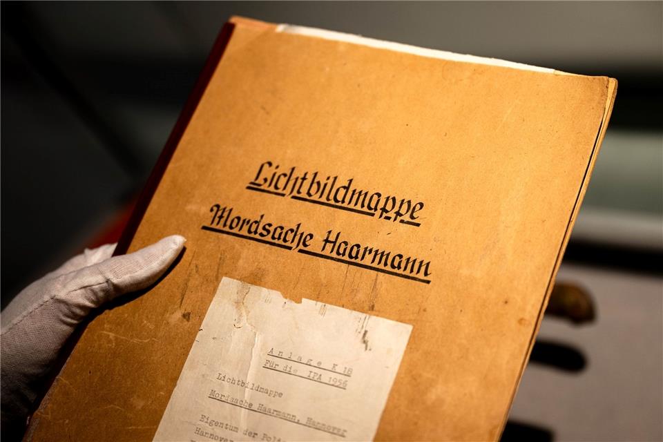 Interesse an Serienmörder Fritz Haarmann ungebrochen Die Lichtbildmappe in der Mordsache Fritz Haarmann: Es ist der 100. Jahrestag der Verhaftung des Massenmörders.