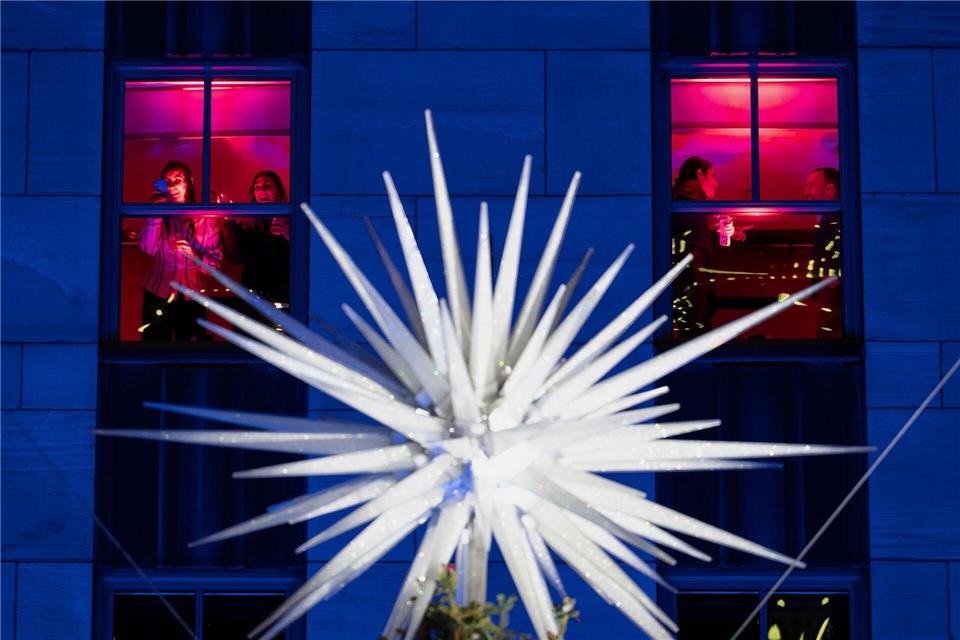 Die Lichter am Baum sind angeknipst.Yuki Iwamura/AP/dpa