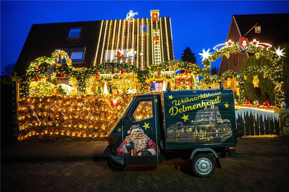 Die Lichter am Delmenhorster Weihnachtshaus gehen bis zum 6. Januar 2026 wieder jeden Nachmittag an. Sina Schuldt/dpa