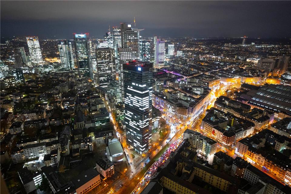 Die Lichter der Straßen und Büros erleuchten die Innenstadt von Frankfurt am Main.Boris Roessler/dpa