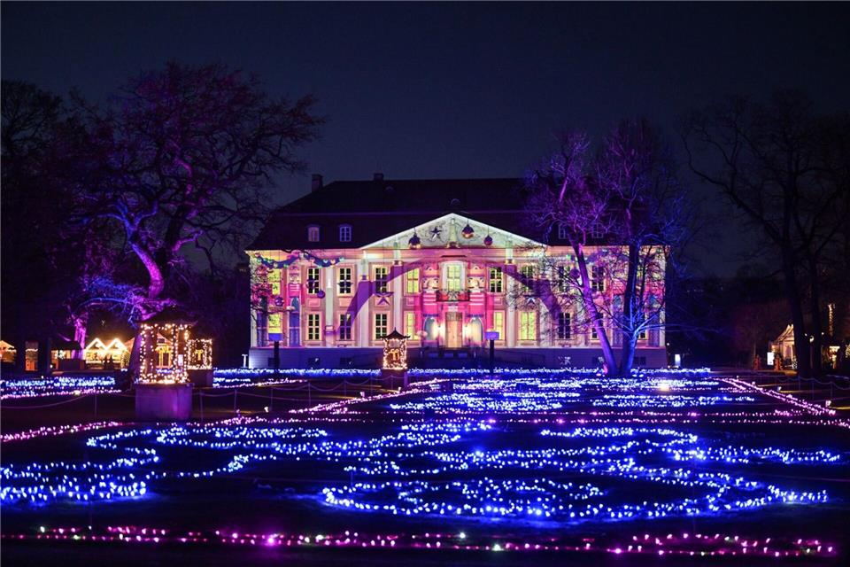 Die Lichtinstallationen zu „Weihnachten im Tierpark“ in Berlin-Lichtenberg wurden am Abend eröffnet. Britta Pedersen/dpa