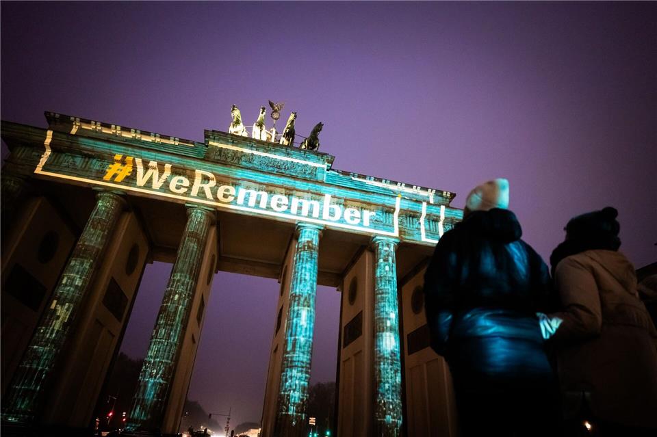 Die Lichtprojektion „#WeRemember“ am Brandenburger Tor erinnert an die Opfer des Holocaust und an die Befreiung des Vernichtungslagers Auschwitz-Birkenau.Christoph Soeder/dpa