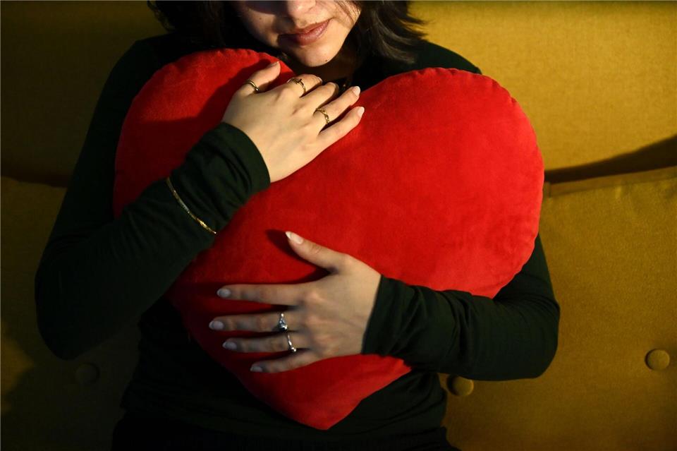 Die Liebe steht im Zentrum des Valentinstags am 14. Februar. (Symbolbild)Elisa Schu/dpa