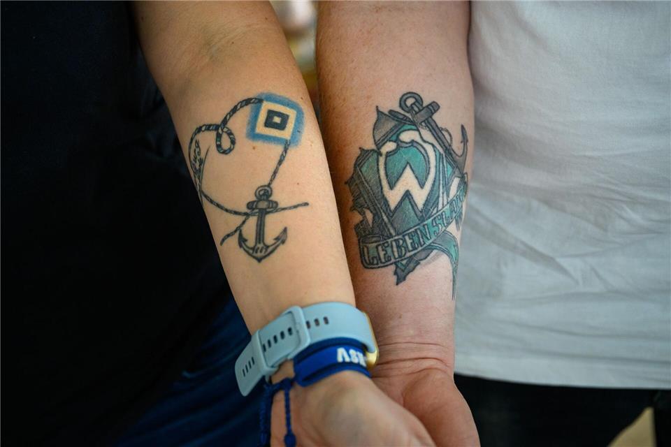 Die Liebe zu ihrem jeweiligen Fußball-Verein zeigen Christine Friede-Schinzel und Peter Schinzel auch mit Tattoos. Jonas Walzberg/dpa
