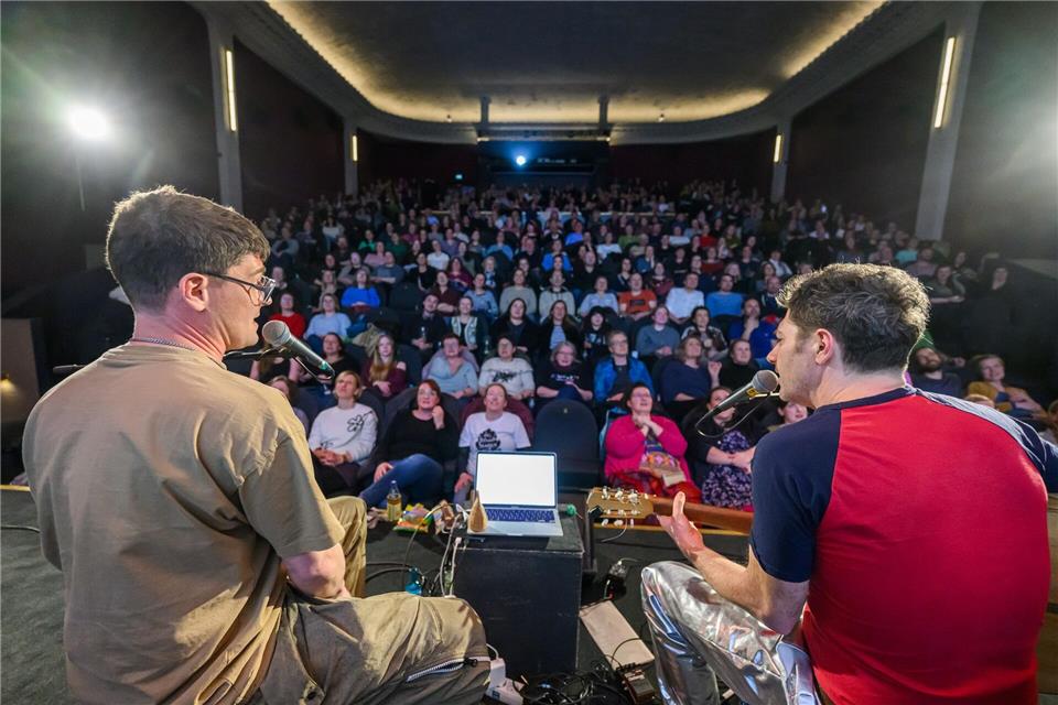 Die Liedtexte sucht Kappenstein spontan im Internet und projiziert sie mit einem Laptop an die Kinowand.Robert Michael/dpa