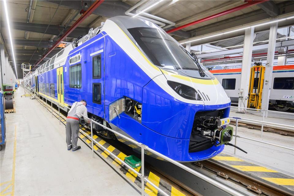 Die Lieferung der neuen Züge verzögert sich. (Archivbild)Julian Stratenschulte/dpa