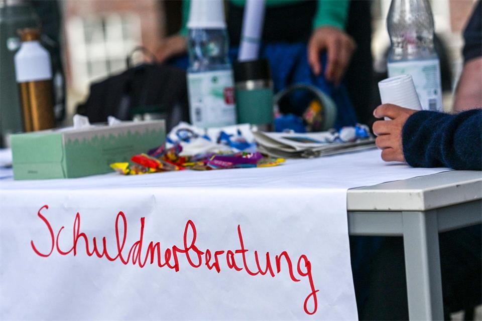Die Liga der Freien Wohlfahrtspflege warnt vor einer Kürzung bei der Schuldnerberatung im Freistaat (Symbolbild). Jens Kalaene/dpa