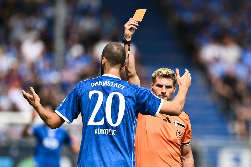 Die Lilien sind früh dezimiert nach Rot für Aleksandar Vukotic. Florian Wiegand/dpa